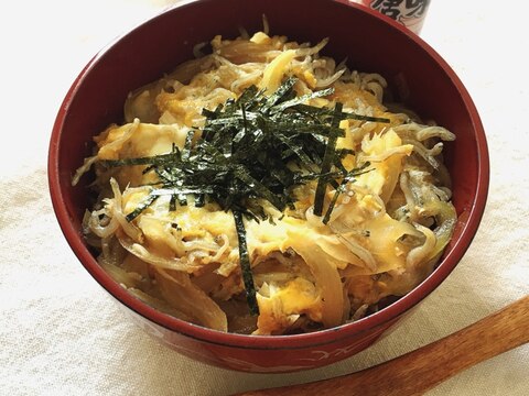 すき焼きタレで簡単!ちりめんじゃこ玉ねぎ卵とじ丼♡